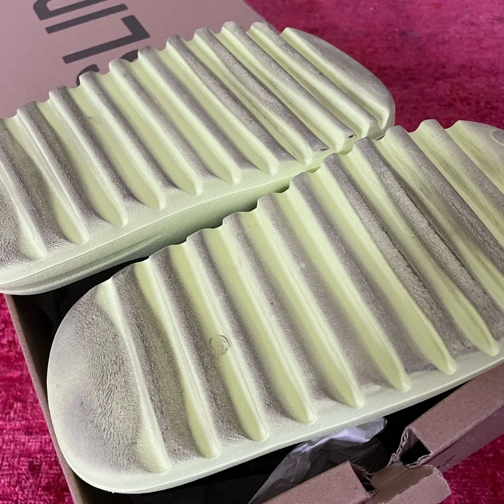 EUC sz 5 adidas YZY Yeezy Slides Glow Green